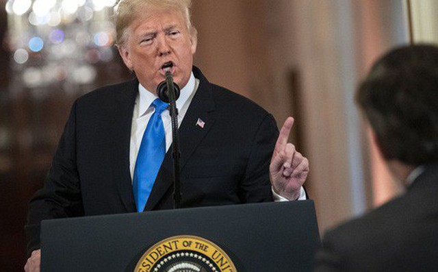 Tổng thống Trump nổi đóa với phóng viên CNN kiên quyết ôm chặt microphone trong cuộc họp báo Tổng thống Trump nổi đóa với phóng viên CNN kiên quyết ôm chặt microphone trong cuộc họp báo