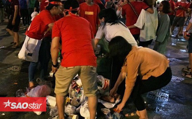 Hành động đẹp nhất đêm nay: Bạn trẻ Sài Gòn nán lại dọn rác phố đi bộ sau khi đội tuyển Việt Nam vỡ oà chiến thắng Hành động đẹp nhất đêm nay: Bạn trẻ Sài Gòn nán lại dọn rác phố đi bộ sau khi đội tuyển Việt Nam vỡ oà chiến thắng