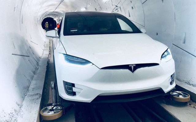 Elon Musk ra mắt đường hầm đầu tiên của Công ty Nhàm chán, đích thân ông ngồi xe Tesla đi thử