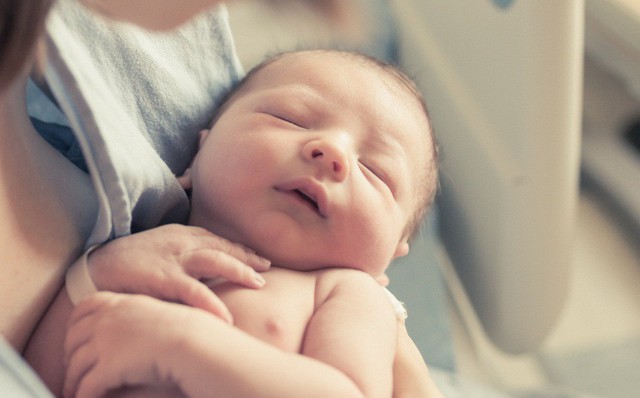 Bác sĩ Nhi cảnh báo: Nhiều mẹ tưởng tự hút rửa mũi cho con là an toàn, thật ra rất hại