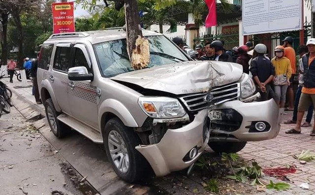 Ô tô điên lao lên vỉa tông chết bé trai 3 tuổi đứng đón xe buýt cùng mẹ Ô tô điên lao lên vỉa tông chết bé trai 3 tuổi đứng đón xe buýt cùng mẹ