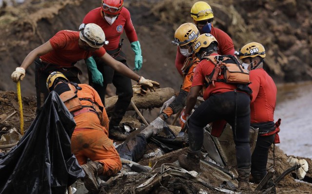 24h qua ảnh: Nhân viên cứu hộ kéo xác người trong thảm họa vỡ đập