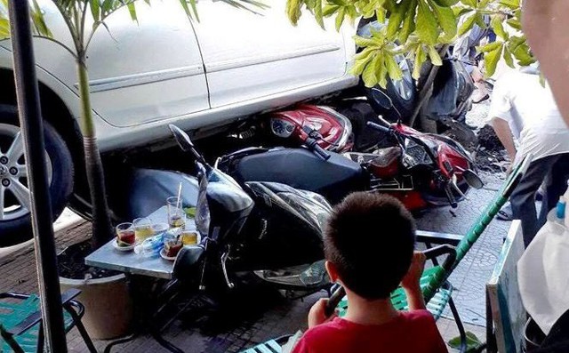 Lùi xe vụng về cuốn 4 xe máy vào gầm, người phụ nữ hoảng sợ chạy về nhà Lùi xe vụng về cuốn 4 xe máy vào gầm, người phụ nữ hoảng sợ chạy về nhà