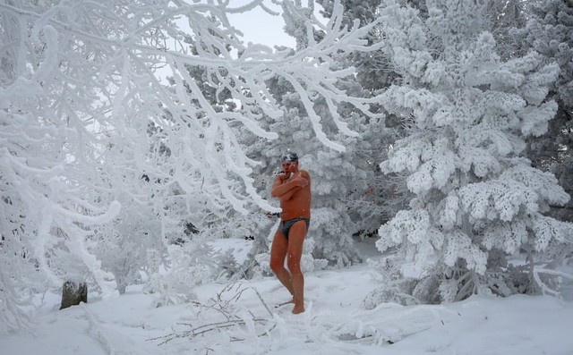 7 ngày qua ảnh: Người Nga tắm nước đá băng giữa trời tuyết trắng