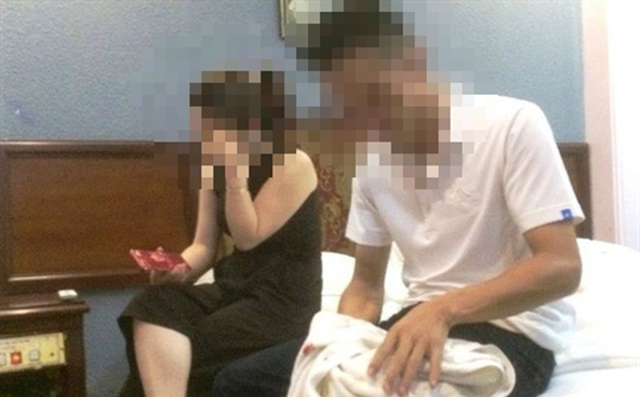 Vụ cô giáo ở cùng phòng khách sạn với nam sinh: Người chồng tố có bao cao su, áo ngực trên giường Vụ cô giáo ở cùng phòng khách sạn với nam sinh: Người chồng tố có bao cao su, áo ngực trên giường