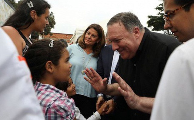 Ông Pompeo tới sát nơi lực lượng Venezuela đồn trú, thăm dân di cư