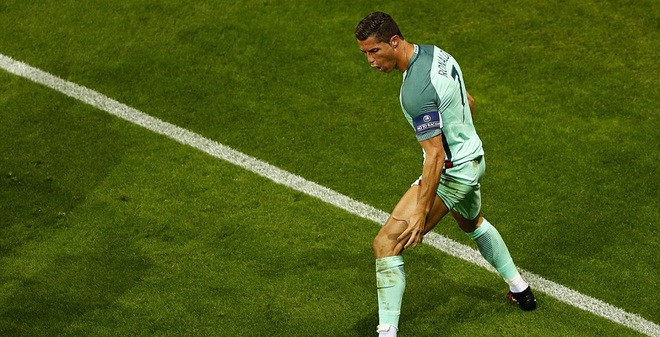 Bồ Đào Nha 2-0 Wales: Phi thường, Ronaldo!