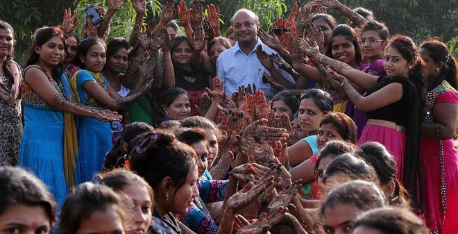 Người đàn ông 8 năm làm bố vợ... 472 lần