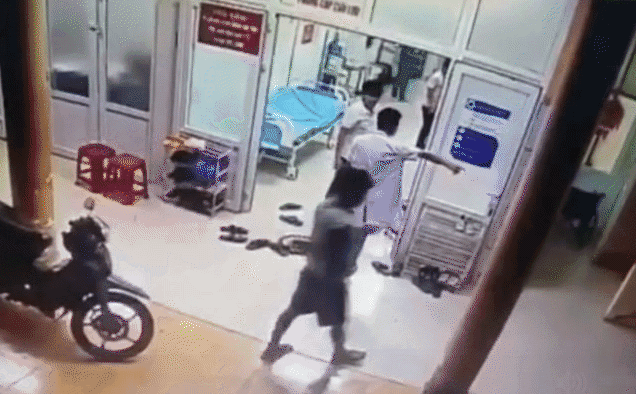 Nhân viên y tế bị đánh ngay tại phòng cấp cứu: Anh ấy vừa đánh vừa chửi, không nói lý do - Ảnh 1.