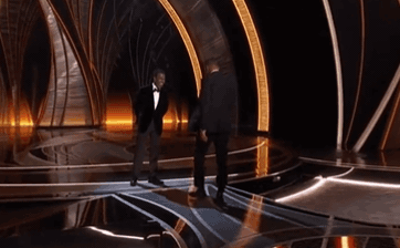 Sốc nhất OSCAR 2022: Will Smith lên sân khấu, đấm thẳng mặt đồng nghiệp để bảo vệ vợ khiến ai nấy sốc nặng