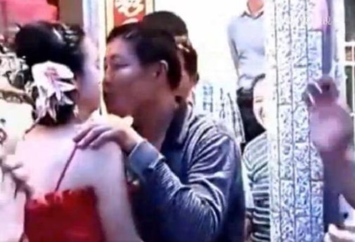 Con dâu hôn bố chồng ngay trước mặt chú rể trong đám cưới gây tranh cãi - Ảnh 1. Con dâu hôn bố chồng ngay trước mặt chú rể trong đám cưới gây tranh cãi - Ảnh 1.