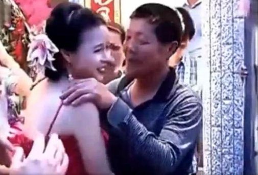 Con dâu hôn bố chồng ngay trước mặt chú rể trong đám cưới gây tranh cãi - Ảnh 2. Con dâu hôn bố chồng ngay trước mặt chú rể trong đám cưới gây tranh cãi - Ảnh 2.