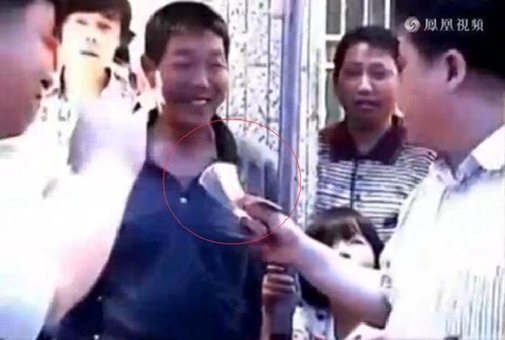 Con dâu hôn bố chồng ngay trước mặt chú rể trong đám cưới gây tranh cãi - Ảnh 3. Con dâu hôn bố chồng ngay trước mặt chú rể trong đám cưới gây tranh cãi - Ảnh 3.