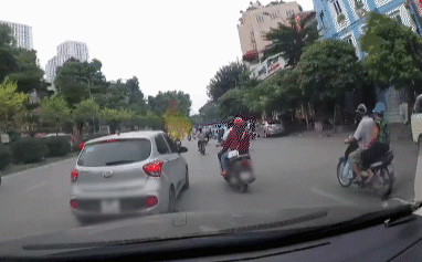 Pha đánh lái của tài xế khiến dân mạng lao vào cuộc tranh cãi: Cẩu thả hay cố ý?