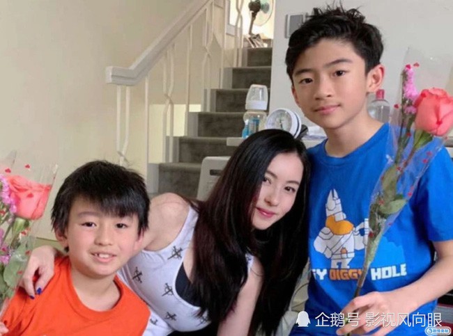Con trai cả của Tạ Đình Phong công khai nói bố không xứng với Trương Bá Chi - Ảnh 1. Con trai cả của Tạ Đình Phong công khai nói bố không xứng với Trương Bá Chi - Ảnh 1.