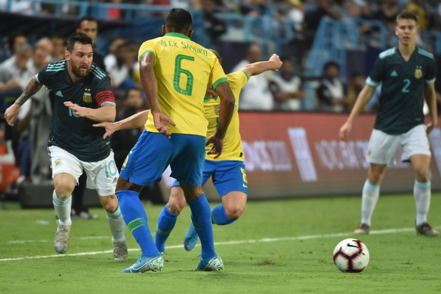 Thắng Brazil trong trận Siêu kinh điển Nam Mỹ, Messi giành chiếc cúp đầu tiên trong sự nghiệp với ĐT Argentina - Ảnh 1. Thắng Brazil trong trận Siêu kinh điển Nam Mỹ, Messi giành chiếc cúp đầu tiên trong sự nghiệp với ĐT Argentina - Ảnh 1.