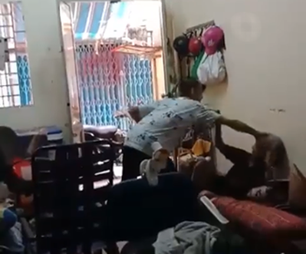 Nghi vấn cháu trai đánh đập, chửi bới cụ bà dã man mặc cho bà kêu cứu - Ảnh 2. Nghi vấn cháu trai đánh đập, chửi bới cụ bà dã man mặc cho bà kêu cứu - Ảnh 2.