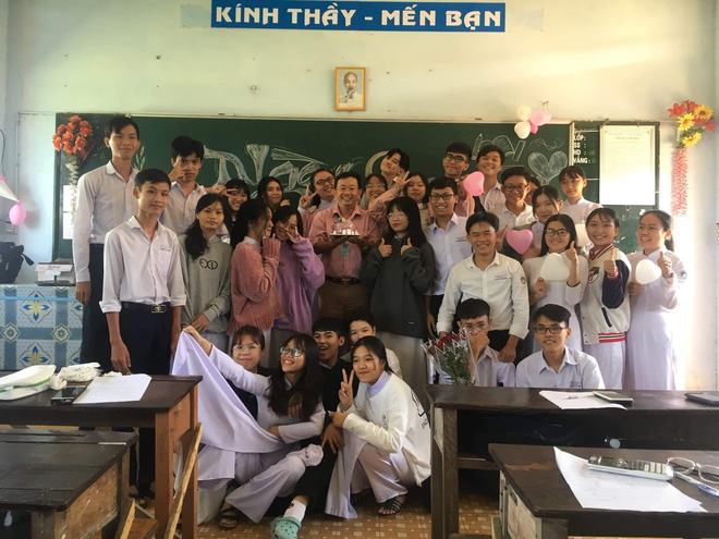 Thầy giáo siêu cấp dễ thương chụp ảnh tone-sur-tone bắt trend cùng học trò trước thềm 20/11 - Ảnh 2. Thầy giáo siêu cấp dễ thương chụp ảnh tone-sur-tone bắt trend cùng học trò trước thềm 20/11 - Ảnh 2.