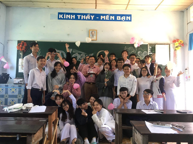 Thầy giáo siêu cấp dễ thương chụp ảnh tone-sur-tone bắt trend cùng học trò trước thềm 20/11 - Ảnh 3. Thầy giáo siêu cấp dễ thương chụp ảnh tone-sur-tone bắt trend cùng học trò trước thềm 20/11 - Ảnh 3.