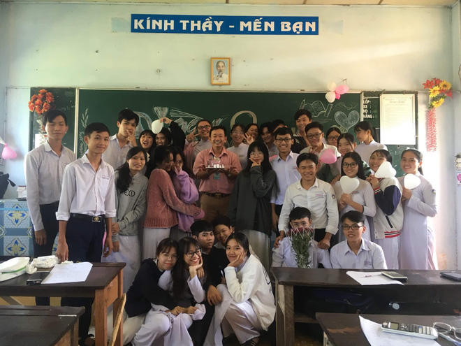 Thầy giáo siêu cấp dễ thương chụp ảnh tone-sur-tone bắt trend cùng học trò trước thềm 20/11 - Ảnh 4. Thầy giáo siêu cấp dễ thương chụp ảnh tone-sur-tone bắt trend cùng học trò trước thềm 20/11 - Ảnh 4.