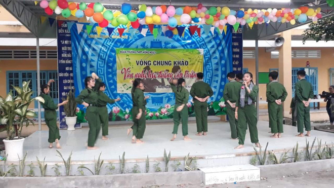 Thầy giáo siêu cấp dễ thương chụp ảnh tone-sur-tone bắt trend cùng học trò trước thềm 20/11 - Ảnh 5. Thầy giáo siêu cấp dễ thương chụp ảnh tone-sur-tone bắt trend cùng học trò trước thềm 20/11 - Ảnh 5.