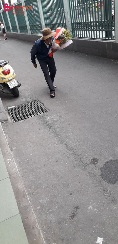 Cảm động hình ảnh người ông lưng còng, ôm hoa đến chúc mừng cháu tốt nghiệp đại học - Ảnh 1. Cảm động hình ảnh người ông lưng còng, ôm hoa đến chúc mừng cháu tốt nghiệp đại học - Ảnh 1.