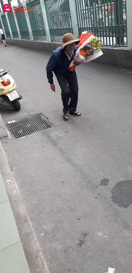 Cảm động hình ảnh người ông lưng còng, ôm hoa đến chúc mừng cháu tốt nghiệp đại học - Ảnh 2. Cảm động hình ảnh người ông lưng còng, ôm hoa đến chúc mừng cháu tốt nghiệp đại học - Ảnh 2.