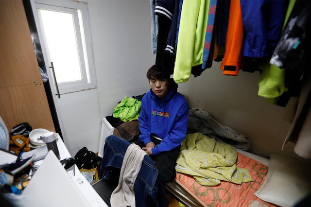 Chùm ảnh: Thảm cảnh của những thanh niên mang kiếp thìa bẩn ở Hàn Quốc - Ảnh 1.