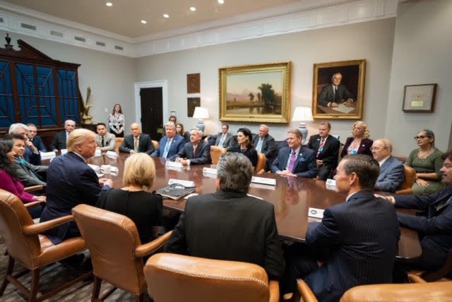Hàng chục cố vấn tâm linh tề tựu về Nhà Trắng cầu nguyện cho ông Trump giữa sóng gió luận tội - Ảnh 2. Hàng chục cố vấn tâm linh tề tựu về Nhà Trắng cầu nguyện cho ông Trump giữa sóng gió luận tội - Ảnh 2.