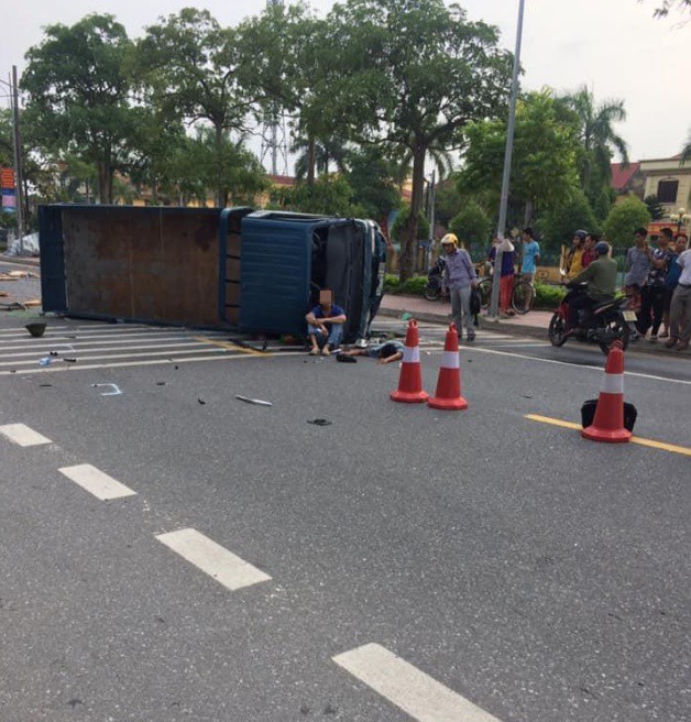Xe tải lật ngang giữa đường khiến 2 người trọng thương, camera bóc chi tiết quan trọng dẫn tới tai nạn - Ảnh 3. Xe tải lật ngang giữa đường khiến 2 người trọng thương, camera bóc chi tiết quan trọng dẫn tới tai nạn - Ảnh 3.