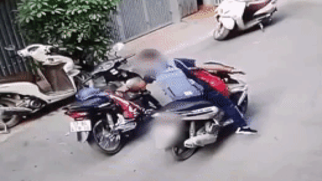 Clip: Nam thanh niên lấy trộm túi đồ rồi phóng đi tít tắp, khó hiểu hơn cả lại là chiếc xe máy dựng giữa đường của nạn nhân - Ảnh 2. Clip: Nam thanh niên lấy trộm túi đồ rồi phóng đi tít tắp, khó hiểu hơn cả lại là chiếc xe máy dựng giữa đường của nạn nhân - Ảnh 2.