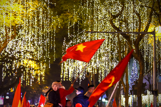 Báo Trung Quốc dùng từ “quá sốc” để mô tả cảnh fan Việt Nam ăn mừng HCV SEA Games - Ảnh 4.