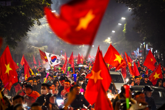 Báo Trung Quốc dùng từ “quá sốc” để mô tả cảnh fan Việt Nam ăn mừng HCV SEA Games - Ảnh 7. Báo Trung Quốc dùng từ “quá sốc” để mô tả cảnh fan Việt Nam ăn mừng HCV SEA Games - Ảnh 7.