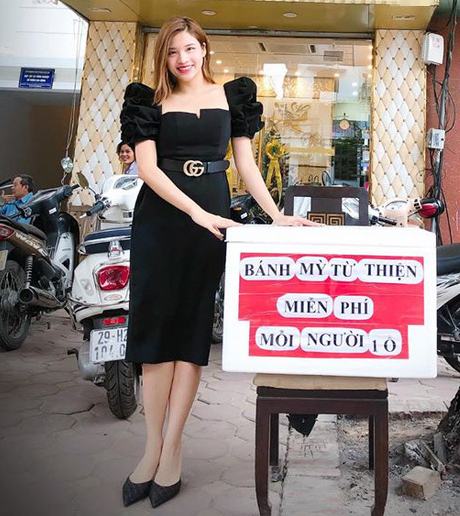 Hoa hậu Phan Hoàng Thu tặng bánh mỳ miễn phí cho người nghèo hàng ngày - Ảnh 2. Hoa hậu Phan Hoàng Thu tặng bánh mỳ miễn phí cho người nghèo hàng ngày - Ảnh 2.