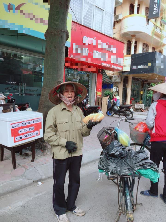 Hoa hậu Phan Hoàng Thu tặng bánh mỳ miễn phí cho người nghèo hàng ngày - Ảnh 3. Hoa hậu Phan Hoàng Thu tặng bánh mỳ miễn phí cho người nghèo hàng ngày - Ảnh 3.