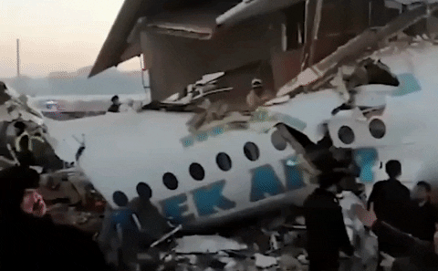 Kazakhstan: Máy bay chở 100 người đâm vào nhà dân, rơi vỡ nát thân - Ít nhất 15 người thiệt mạng