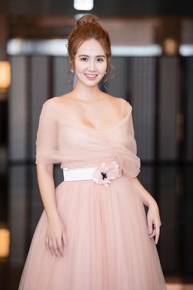 Sau khi ly hôn chồng đại gia, Huyền Lizzie tung ảnh bikini nóng bỏng - Ảnh 2. Sau khi ly hôn chồng đại gia, Huyền Lizzie tung ảnh bikini nóng bỏng - Ảnh 2.