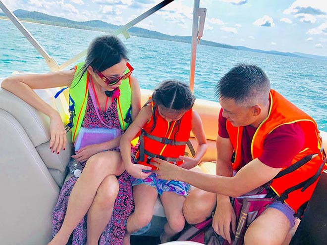 Thủy Tiên khoe dáng khi diện bikini gợi cảm - Ảnh 8. Thủy Tiên khoe dáng khi diện bikini gợi cảm - Ảnh 8.