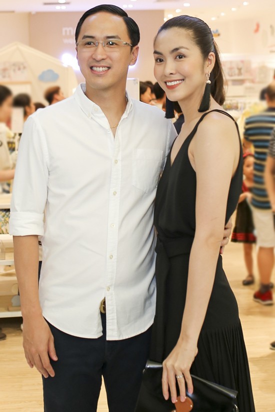 Ngoài Cường Đô la - Đàm Thu Trang, showbiz Việt không thiếu những cặp chân dài - đại gia hạnh phúc với cuộc sống gia đình bình yên - Ảnh 3. Ngoài Cường Đô la - Đàm Thu Trang, showbiz Việt không thiếu những cặp chân dài - đại gia hạnh phúc với cuộc sống gia đình bình yên - Ảnh 3.