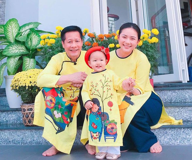 Ngoài Cường Đô la - Đàm Thu Trang, showbiz Việt không thiếu những cặp chân dài - đại gia hạnh phúc với cuộc sống gia đình bình yên - Ảnh 6. Ngoài Cường Đô la - Đàm Thu Trang, showbiz Việt không thiếu những cặp chân dài - đại gia hạnh phúc với cuộc sống gia đình bình yên - Ảnh 6.