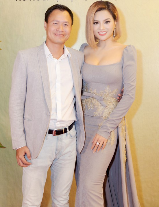 Ngoài Cường Đô la - Đàm Thu Trang, showbiz Việt không thiếu những cặp chân dài - đại gia hạnh phúc với cuộc sống gia đình bình yên - Ảnh 8. Ngoài Cường Đô la - Đàm Thu Trang, showbiz Việt không thiếu những cặp chân dài - đại gia hạnh phúc với cuộc sống gia đình bình yên - Ảnh 8.