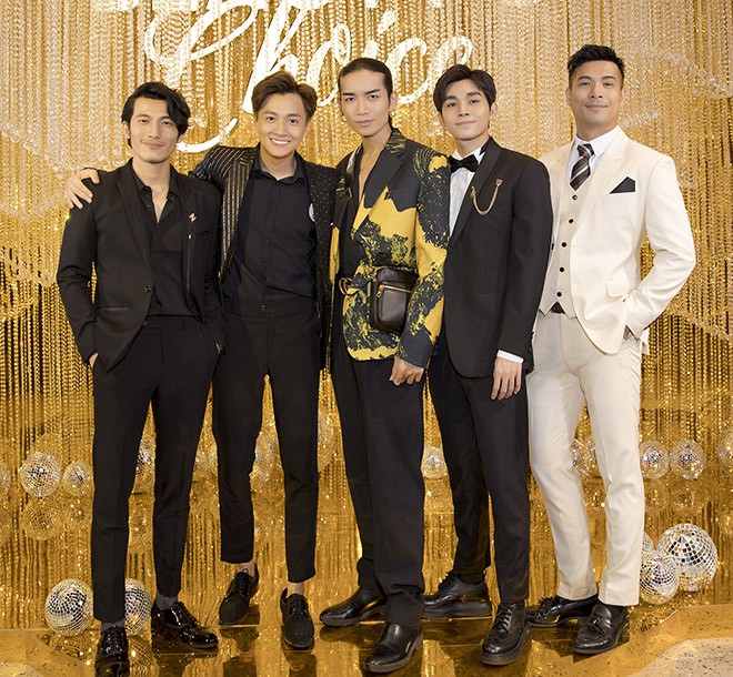 Hoa hậu Thu Hoài gây bất ngờ khi hôn tay Mỹ Tâm - Ảnh 7. Hoa hậu Thu Hoài gây bất ngờ khi hôn tay Mỹ Tâm - Ảnh 7.