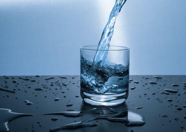 Uống nước trước khi đi ngủ có hại thận không: Hãy nghe chuyên gia trả lời! - Ảnh 1.
