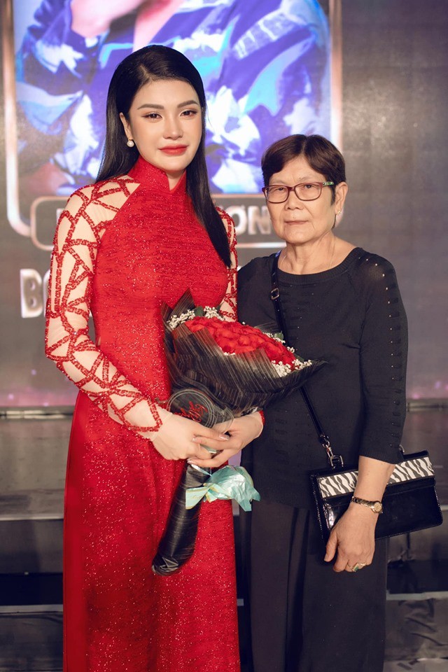 Cô gái nghèo Tây Ninh bị nhà nội khước từ trở thành người nổi tiếng - Ảnh 3. Cô gái nghèo Tây Ninh bị nhà nội khước từ trở thành người nổi tiếng - Ảnh 3.