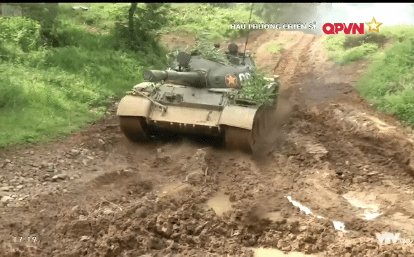 Lần đầu "lộ ảnh nóng", xe tăng T-62 Việt Nam uy mãnh vượt đỉnh Lần đầu "lộ ảnh nóng", xe tăng T-62 Việt Nam uy mãnh vượt đỉnh