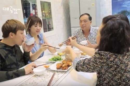 Sau 3 năm kết hôn với Trấn Thành, mối quan hệ của Hari Won với bố mẹ chồng ra sao? - Ảnh 2. Sau 3 năm kết hôn với Trấn Thành, mối quan hệ của Hari Won với bố mẹ chồng ra sao? - Ảnh 2.
