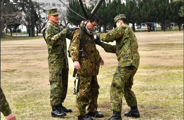 Bộ trưởng Quốc phòng Nhật Bản nhảy dù làm mẫu trong diễn tập quân sự Mỹ-Nhật - Ảnh 6.