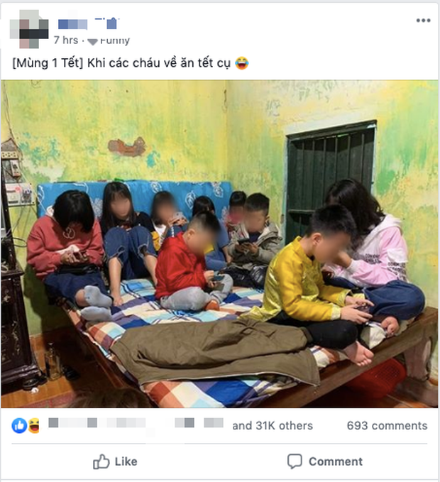 Hình ảnh hàng chục đứa trẻ ngồi túm tụm trên giường, yên lặng dán mắt vào smartphone khi đi chúc Tết khiến nhiều người giật mình - Ảnh 1. Hình ảnh hàng chục đứa trẻ ngồi túm tụm trên giường, yên lặng dán mắt vào smartphone khi đi chúc Tết khiến nhiều người giật mình - Ảnh 1.