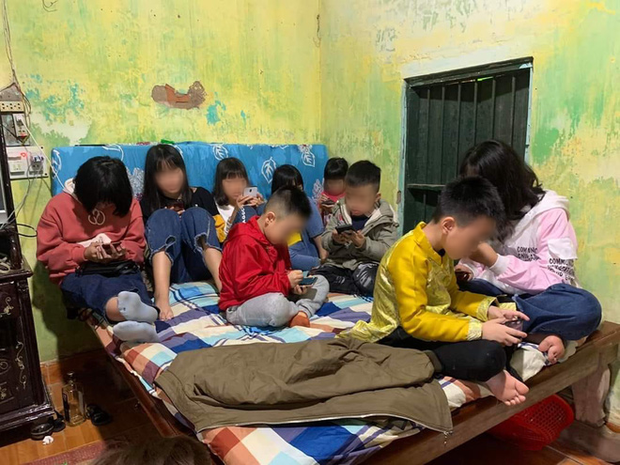 Hình ảnh hàng chục đứa trẻ ngồi túm tụm trên giường, yên lặng dán mắt vào smartphone khi đi chúc Tết khiến nhiều người giật mình - Ảnh 2. Hình ảnh hàng chục đứa trẻ ngồi túm tụm trên giường, yên lặng dán mắt vào smartphone khi đi chúc Tết khiến nhiều người giật mình - Ảnh 2.