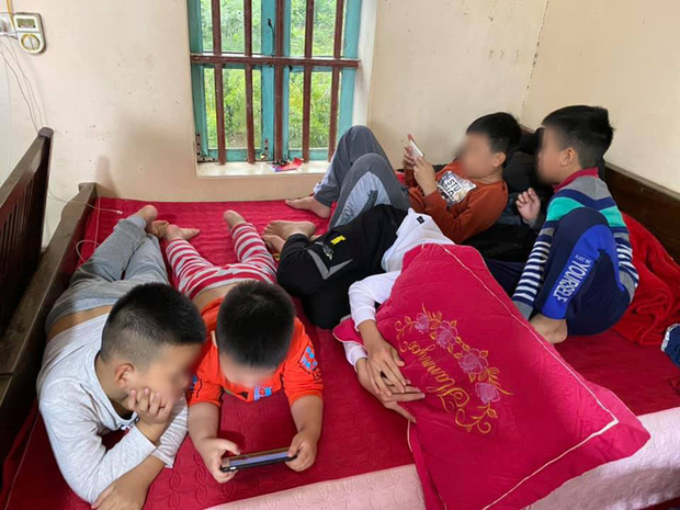 Hình ảnh hàng chục đứa trẻ ngồi túm tụm trên giường, yên lặng dán mắt vào smartphone khi đi chúc Tết khiến nhiều người giật mình - Ảnh 3. Hình ảnh hàng chục đứa trẻ ngồi túm tụm trên giường, yên lặng dán mắt vào smartphone khi đi chúc Tết khiến nhiều người giật mình - Ảnh 3.